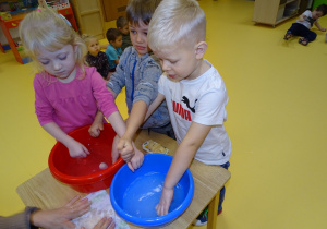 10 dzieci sprawdzają miękkość wody w miskach